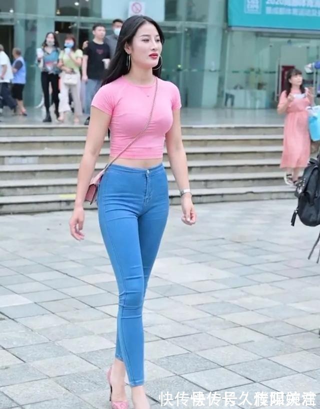 白皙 红高腰圆领T恤,与修身长裤搭配,展现出青春靓丽风采