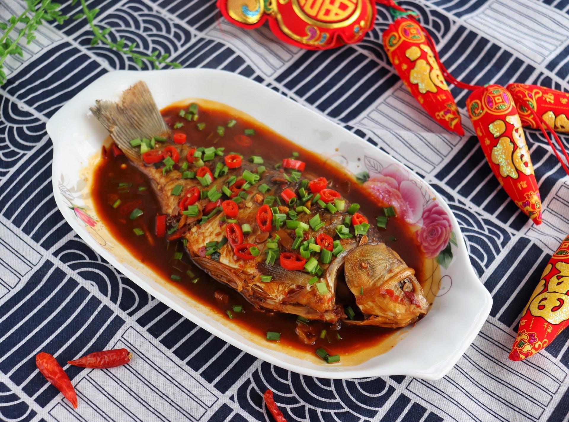 红烧鲫鱼的家庭做法，鱼肉鲜嫩，汤汁浓郁，比饭店做的还好吃