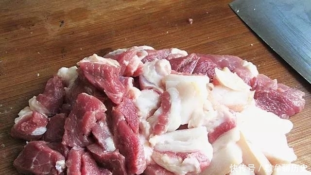 好吃|2分钟教会你家常菜“猪肉炖粉条”的做法,好吃得停不下来