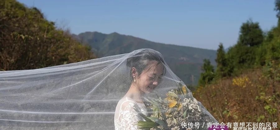 婚纱照|最美的爱情:背80斤书上山的支教老师要结婚了,拍了一组特别的婚纱照