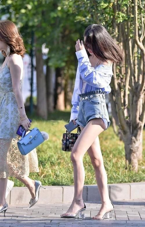 热裤还是连衣裙，这两个小姐姐，哪个美？