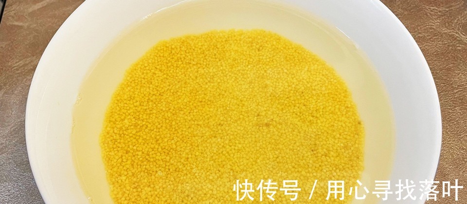 熬小米粥时,“最忌”直接下锅,多加1步,香甜好喝,米油浓稠!