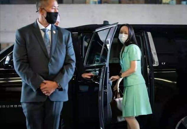 治愈|孟晚舟重新出发，一袭薄荷绿套装表决心，清新养眼被治愈到了