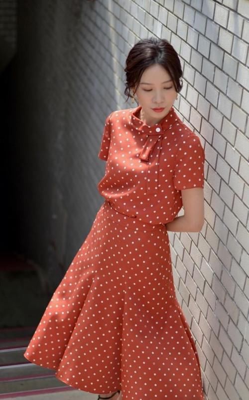 蕾丝|四五十岁的女人，穿裙子最好避开“3种”雷区，没气质还被嫌装嫩