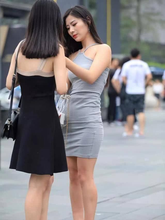 街拍美女同样是闺蜜,为什么左边那个更受偏袒呢