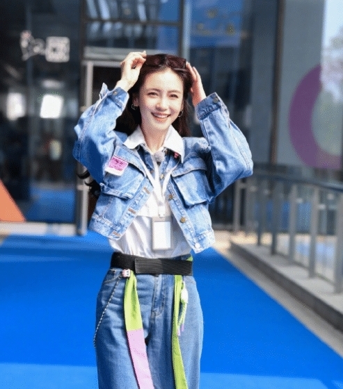 吉克隽逸 《奔跑吧9》首播大合照,baby靠边站,C位是另一位女生