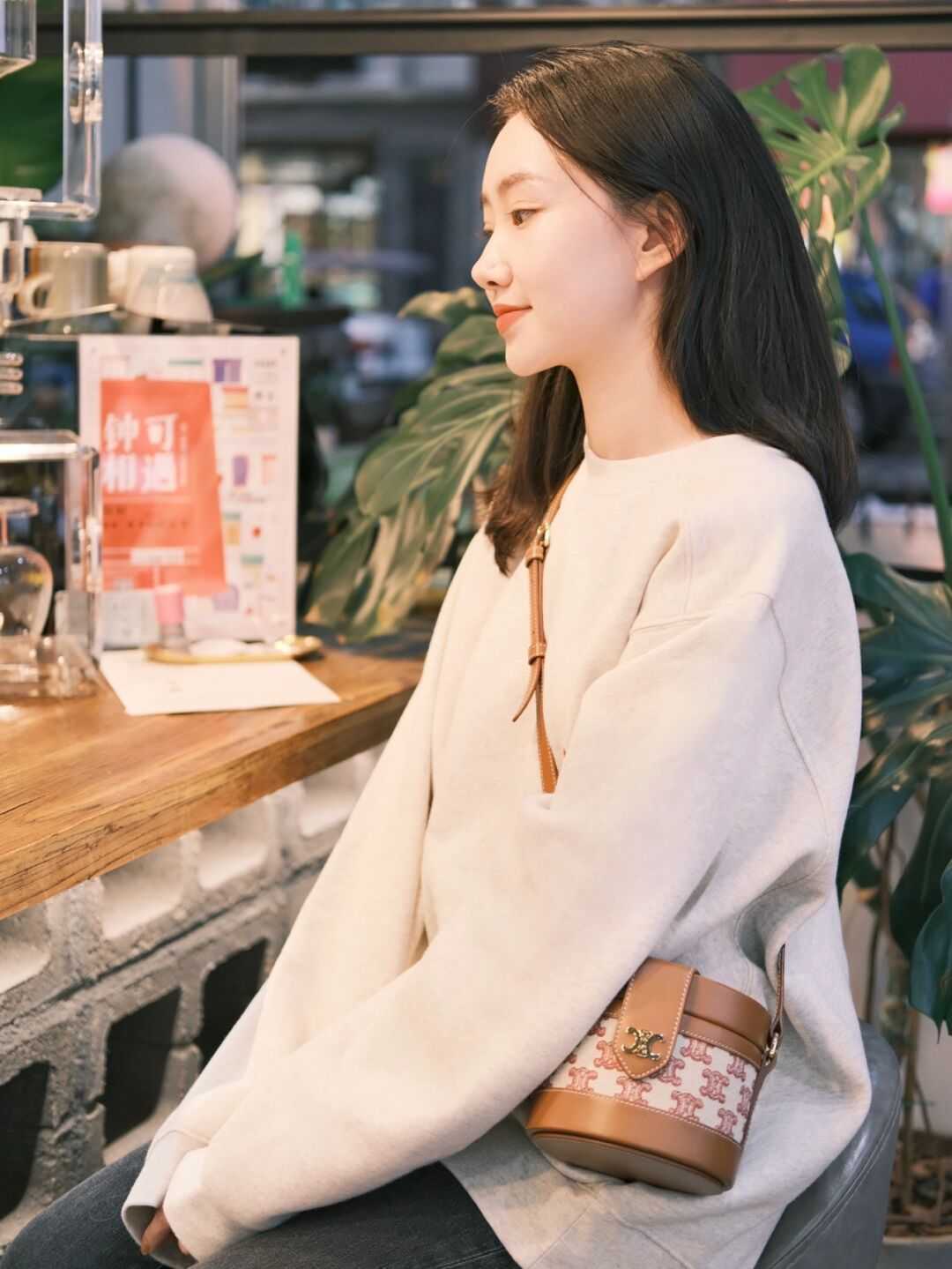 针织开衫 新年怎么穿才能个性又时髦?看看这几套穿搭,精致洋气还讨喜