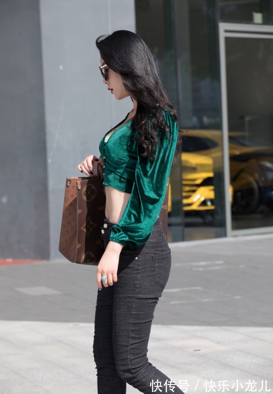气感 绿色V领衫真亮眼,搭配细高跟鞋,看上去时尚又可爱