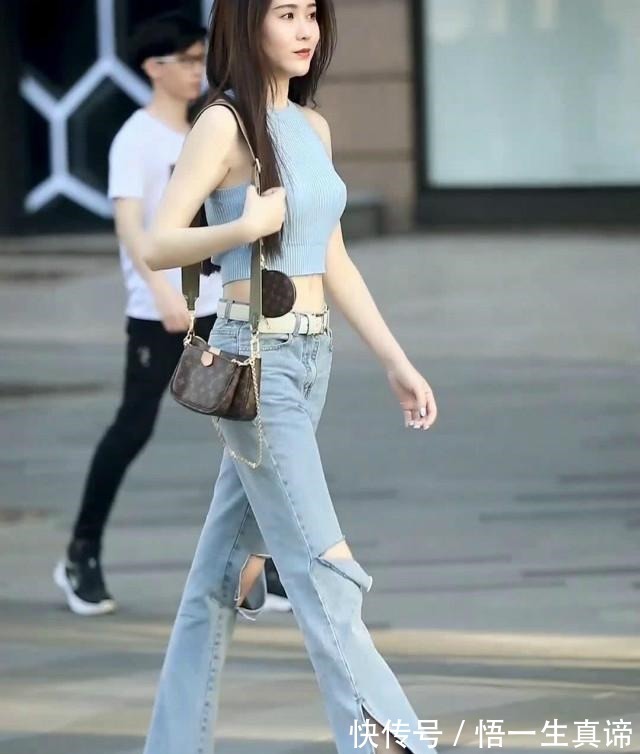 美女 想要个性还是选择“破洞裤”,时尚修身,轻松穿上有高级感!