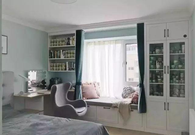 卧室|卧室飘窗别再浪费了,现在流行这样装,能顶上一个大衣柜