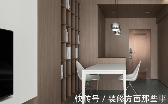 玄关|50平现代一居室,进门区域的玄关与内部空间形成了鲜明的对比