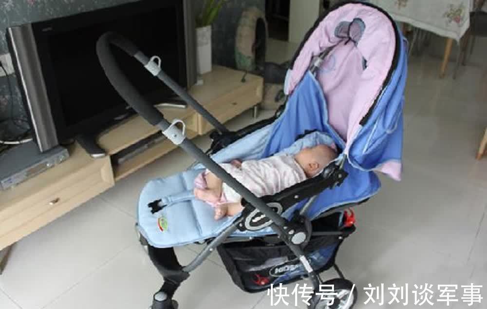 婴儿车|把宝宝放在婴儿车里“万无一失”？不留心小细节，娃将躺在危险中