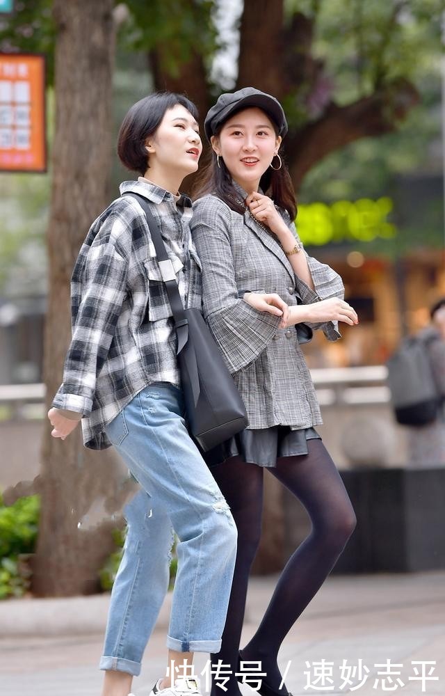 牛仔裤|时尚穿搭:灰色格纹衬衫,搭配牛仔裤,穿出运动范