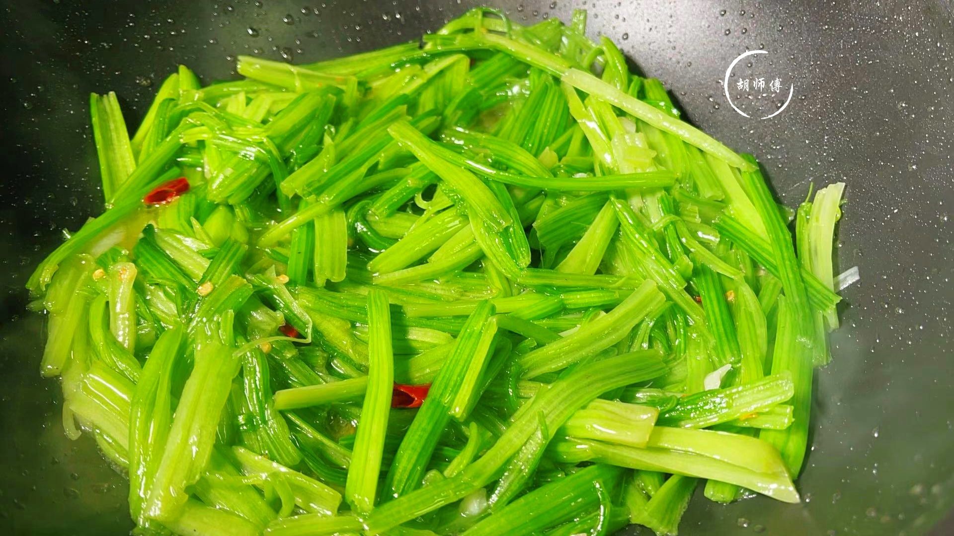 它是天然补脑菜，现在正当季，每周吃2次，头脑聪明，记忆力更强