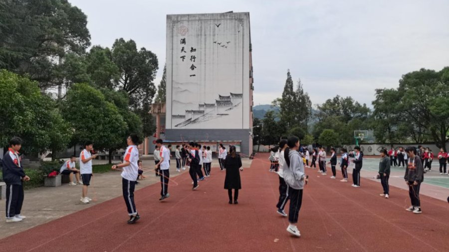 机器人|下地劳作、玩转无人机、与机器人大PK···莲都的学生们在“双减”之下露出了开心的笑容！