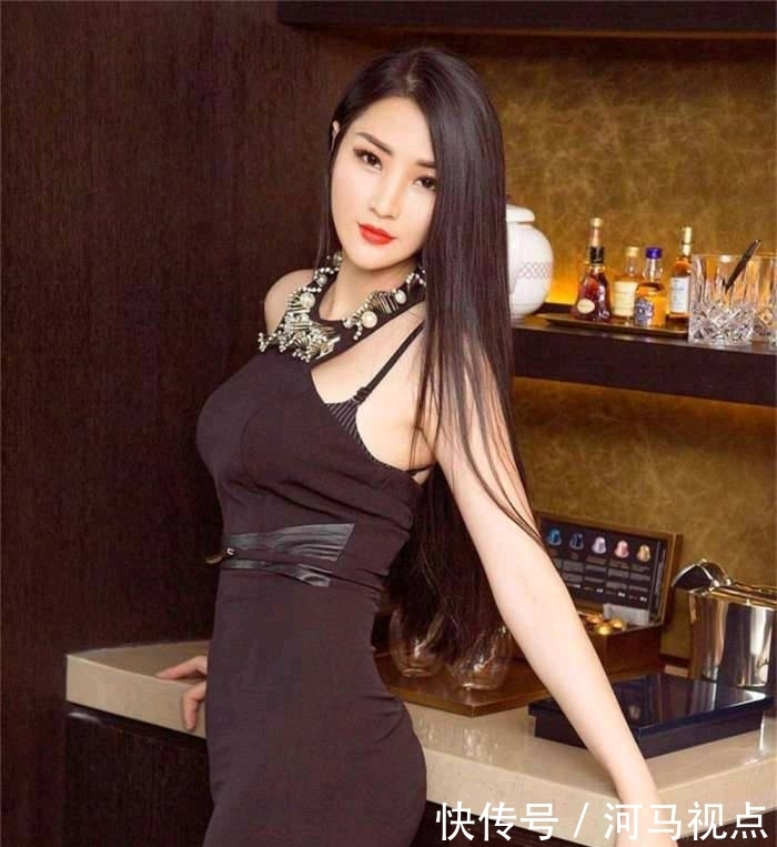 小姐姐|小姐姐穿搭经典时尚又百搭的紧身裙,尽显妖娆多姿的完美身材!