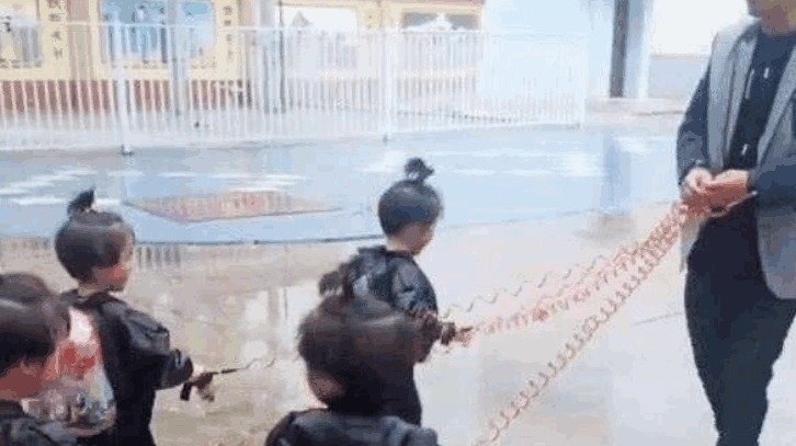 宝爸|爸爸接四胞胎放学犯了愁, 看到爸爸手里的东西, 老师忍不住笑了!