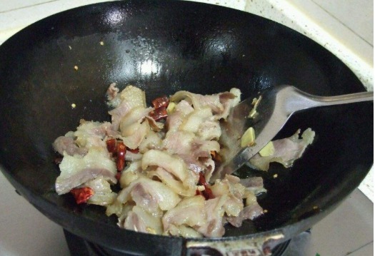 下入|炒腊肉时,别傻傻的直接下锅炒,多加这2步,腊肉不硬鲜香味美