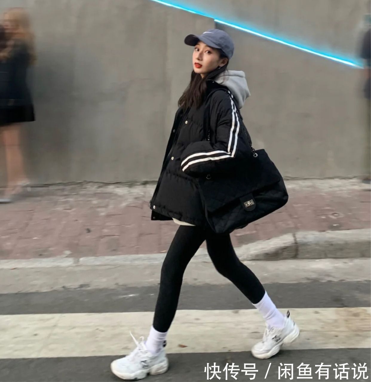 穿搭 冬天火了一种穿法,叫“鲨鱼裤塞进袜子里”,搭羽绒服大衣都时髦