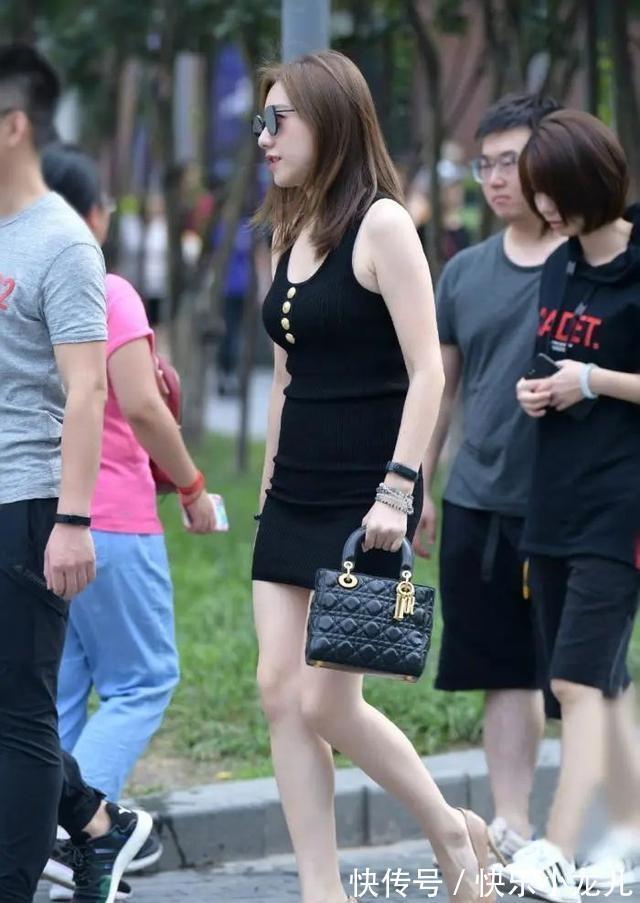 蓝色系 连衣裙打造多变风格,凸显身材更现美感,时尚魅力无法挡