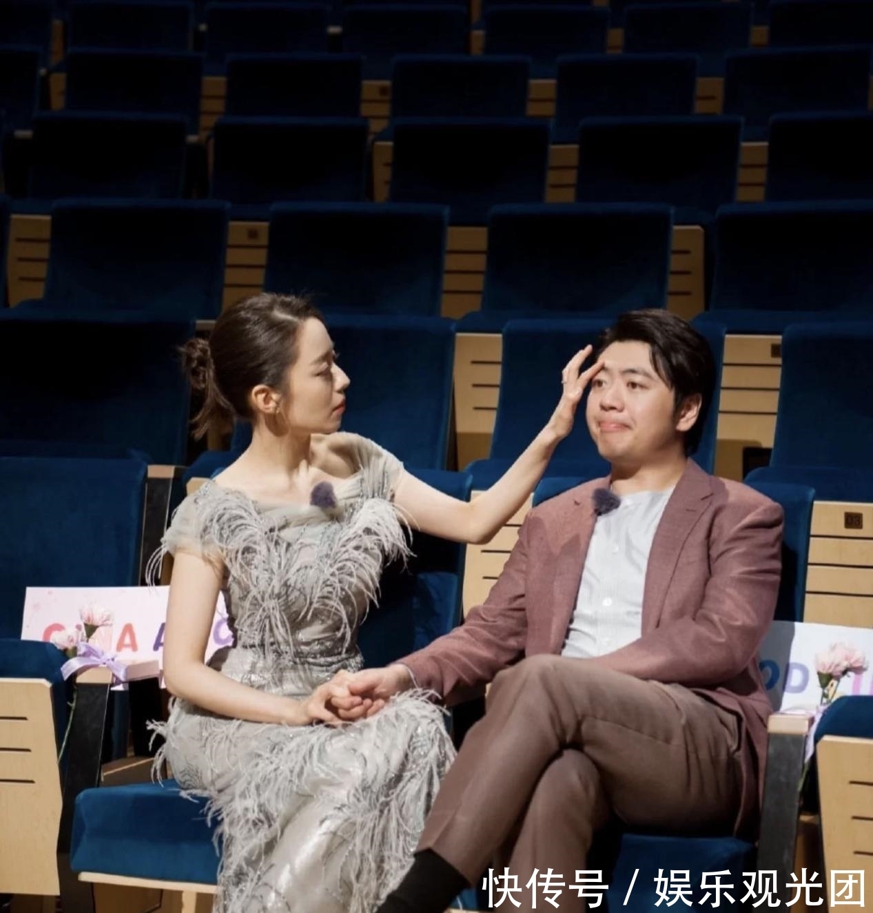 戒指|吉娜穿羽毛裙秀细腰,伸手摸郎朗眉毛太甜了,郎朗送DR钻戒表告白