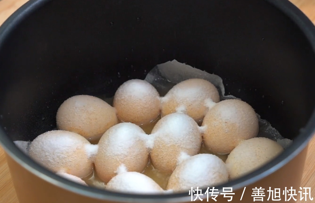 懒人|真正懒人盐焗鸡蛋,一个电饭煲就搞定,咸香入味,比买的还要好吃