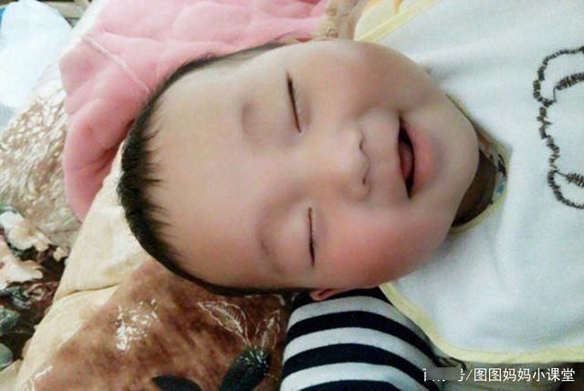 枕头|从不睡枕头的孩子和从小睡枕头的孩子,长大后的差异,父母来看看