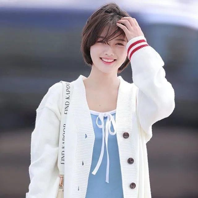 今年流行这4款短发，时髦不挑人，脸还小一倍！