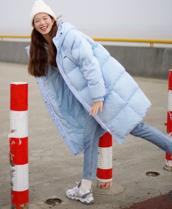 利落|羽绒服别光买黑白灰,今年流行这件“婴儿蓝”,显白还很减龄!