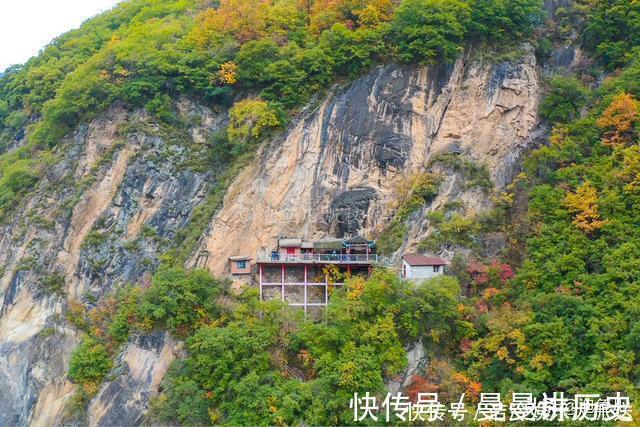 依岩|秦岭发现一“挂”在悬崖上的寺庙，寺内空无一人，何时修建成谜