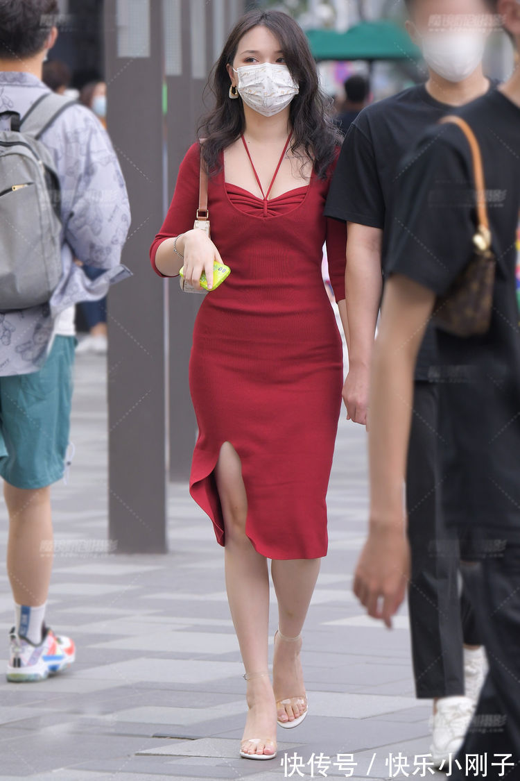 小姐姐 红色开叉修身连衣裙,优雅高贵,彰显动人气质