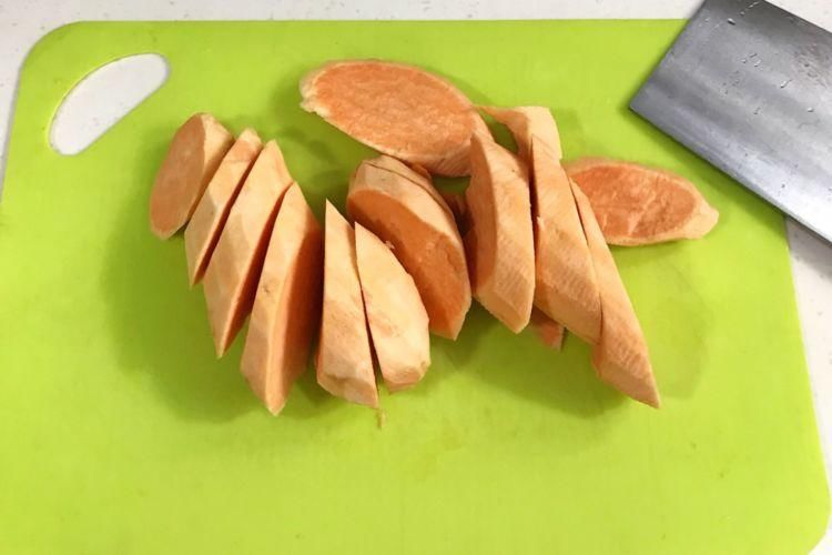 红薯芝麻煎饼，用饺子皮制作很方便，撒上芝麻后更香