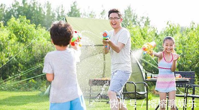 儿子|爸爸搂“小情人”睡觉,儿子表情抢戏,网友没有对比就没有伤害