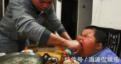 蔡女士|4岁娃误将502胶水喝进嘴,宝妈2个果断,挽救了孩子的嘴巴