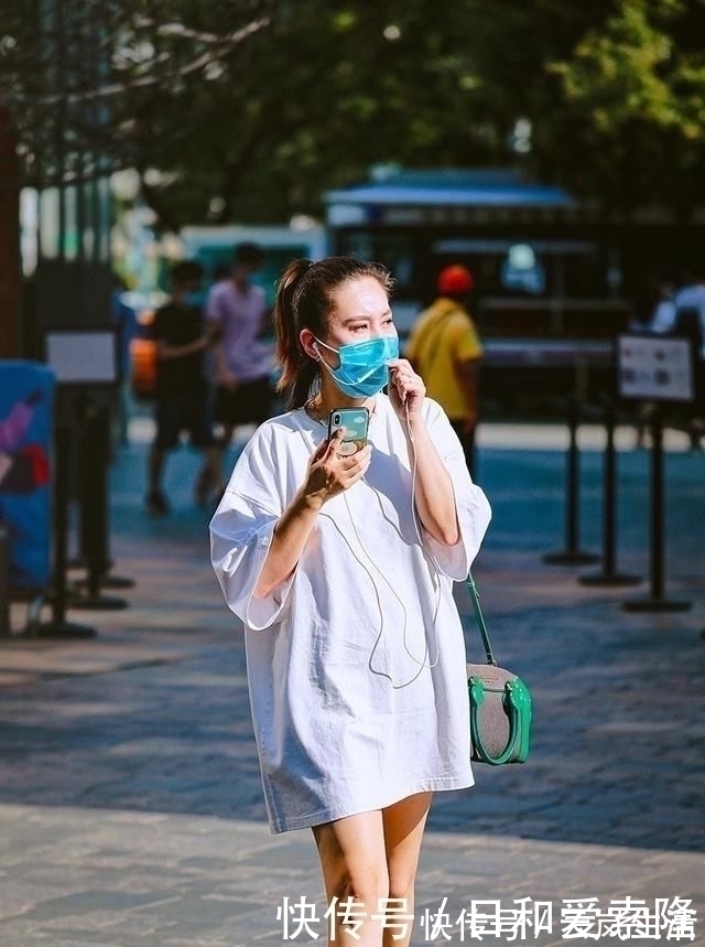 美好的时光|街拍：小心机女孩的穿搭技巧，她们的穿搭有着独特魅力和个性特征