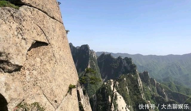 西安附近一山，石梯是垂直的，栈道在空中，游客很多爬上的没几人