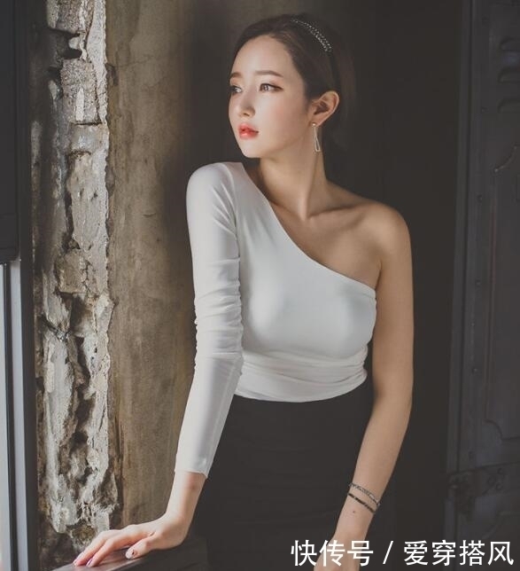 街拍：个高青春的美女，性感时尚穿着惹来无数羡慕的眼眸！