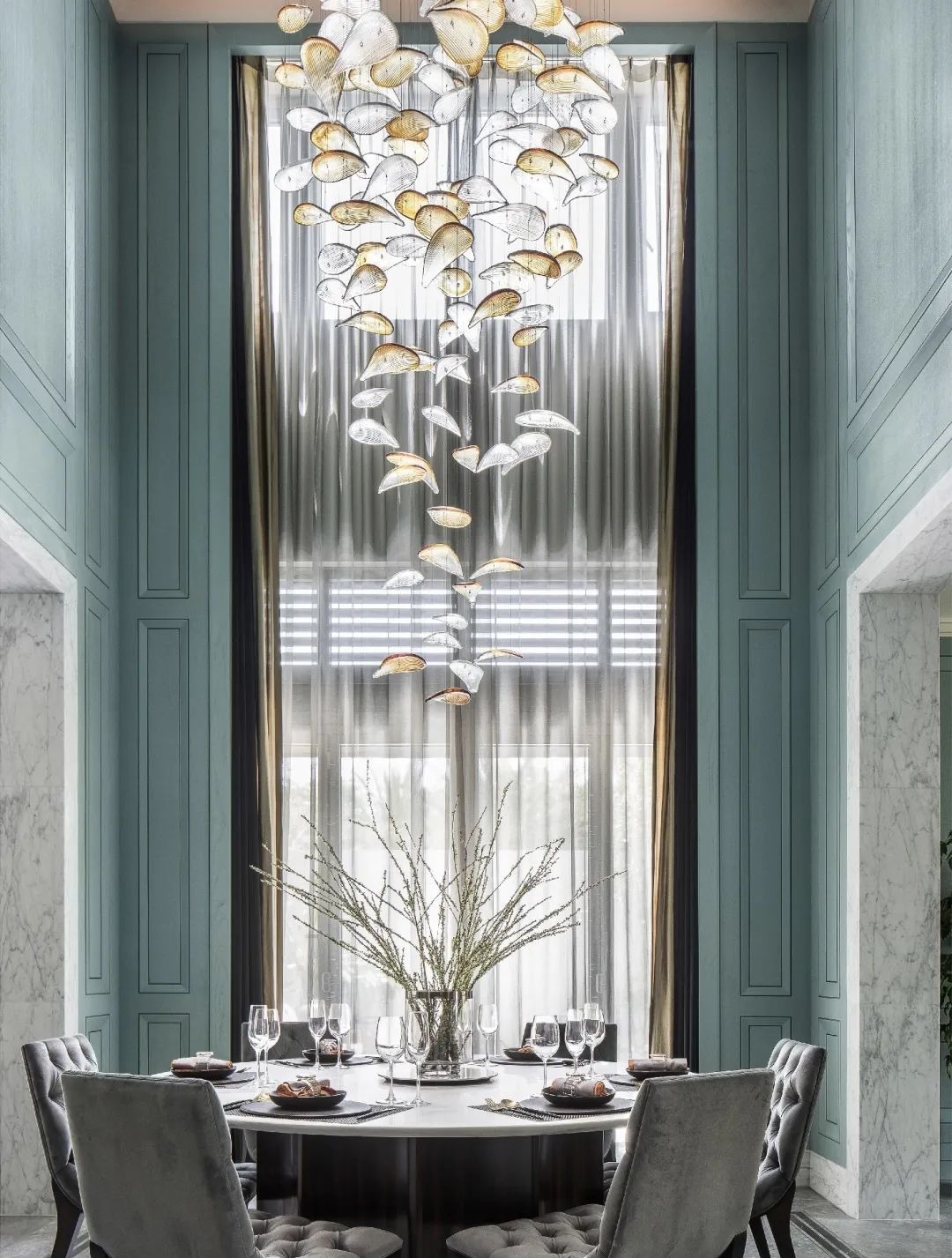 布置|900㎡现代轻奢,蓝绿色墙面+端庄软装,诗意档次!豪宅有人看吗?