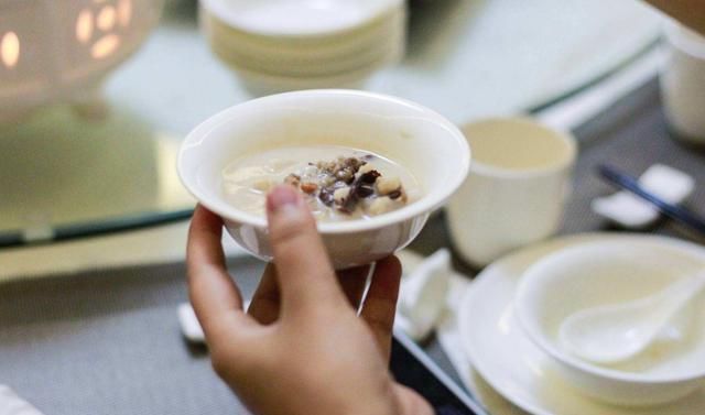 走红|“生无可恋”宝宝走红,被父母放在隔壁桌,网友孩子捡来的