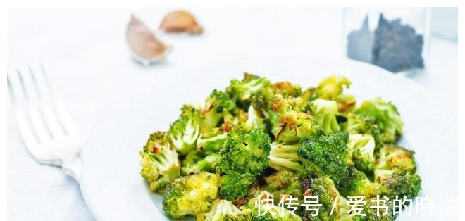 植物油|炒西兰花时，有人先焯水，有人直接炒，都不对，教你正确做法！