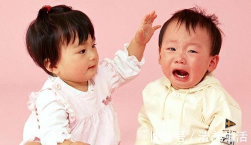 萌萌|妈妈用娃娃骗宝宝生了弟弟,孩子下意识的反应,告诉你二胎杀伤力