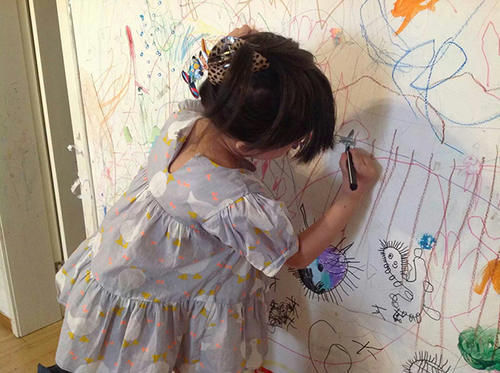 赞不绝口|9岁男孩给客厅墙壁手绘壁纸,来客赞不绝口,网友:老天爷赏饭吃