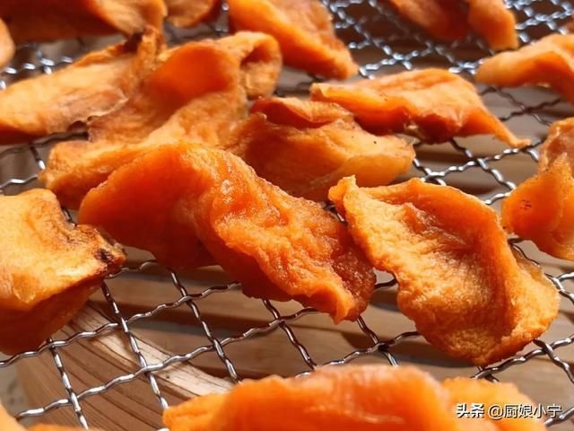 冬天遇到此果别手软,一次买20斤,晒成干酸甜开胃,能吃到过年