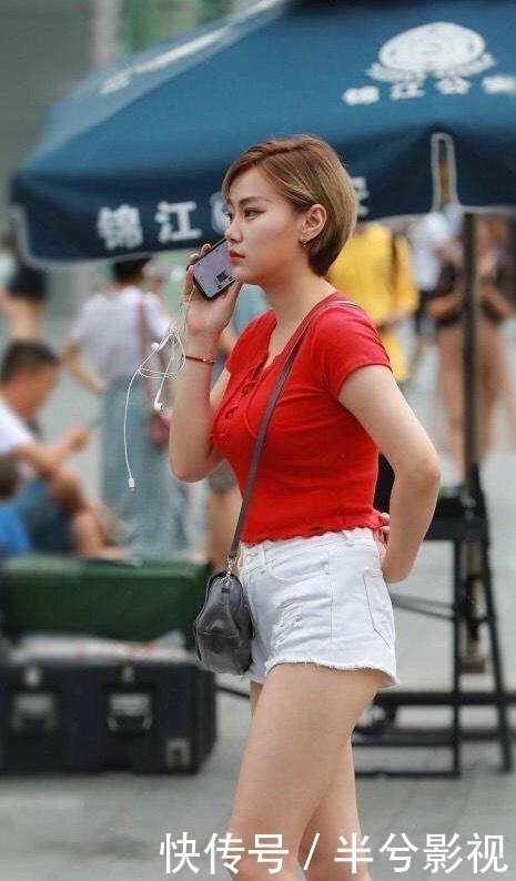 红色|红色T恤，搭配白色牛仔短裤，热情奔放又洋气！