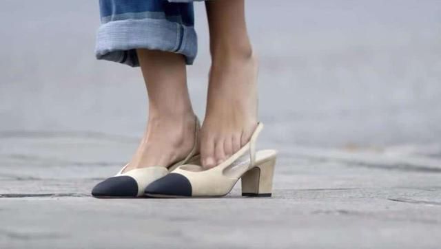 香奈儿鞋子有多“娇贵”？看看模特的做法，真的是贫穷限制了想象