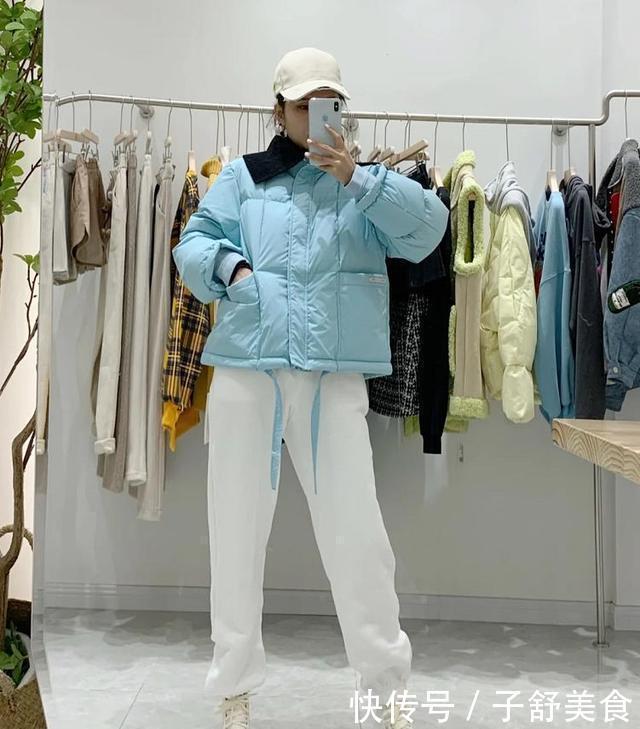 冬天穿羽绒服别只选黑灰色,今年流行这4款“亮色羽绒服”,洋气