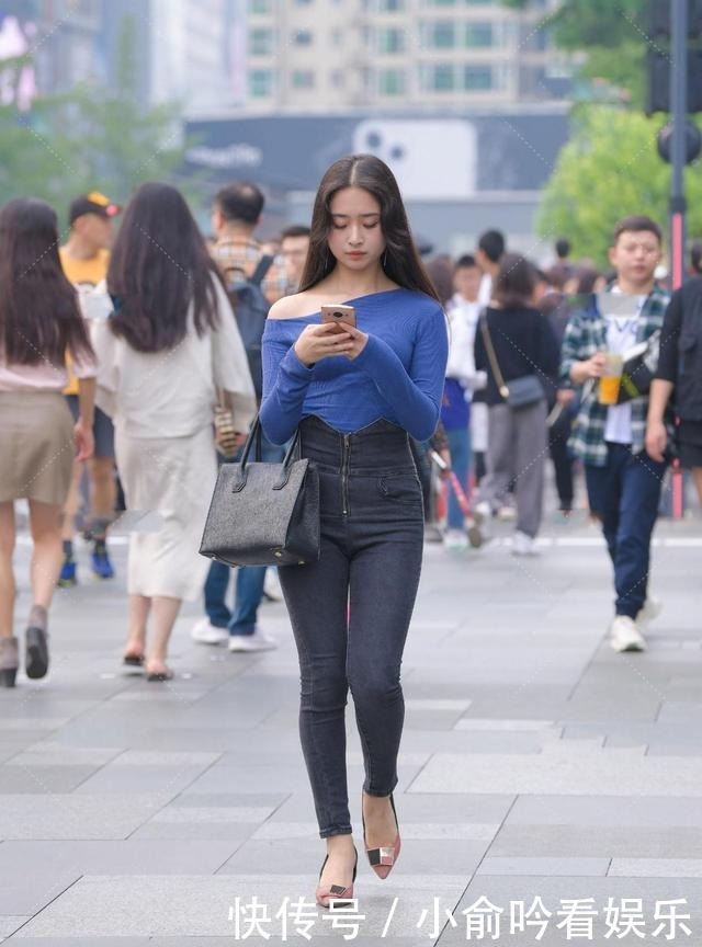 气质|蓝色针织设计感上衣,搭配超高腰牛仔铅笔裤,女人高级气质