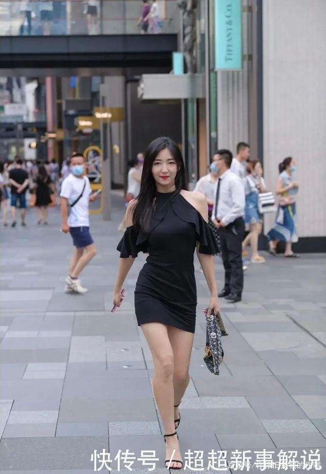 显得|时尚露肩元素的连体裙既优雅时尚,又不会由于过分暴露而显得轻浮