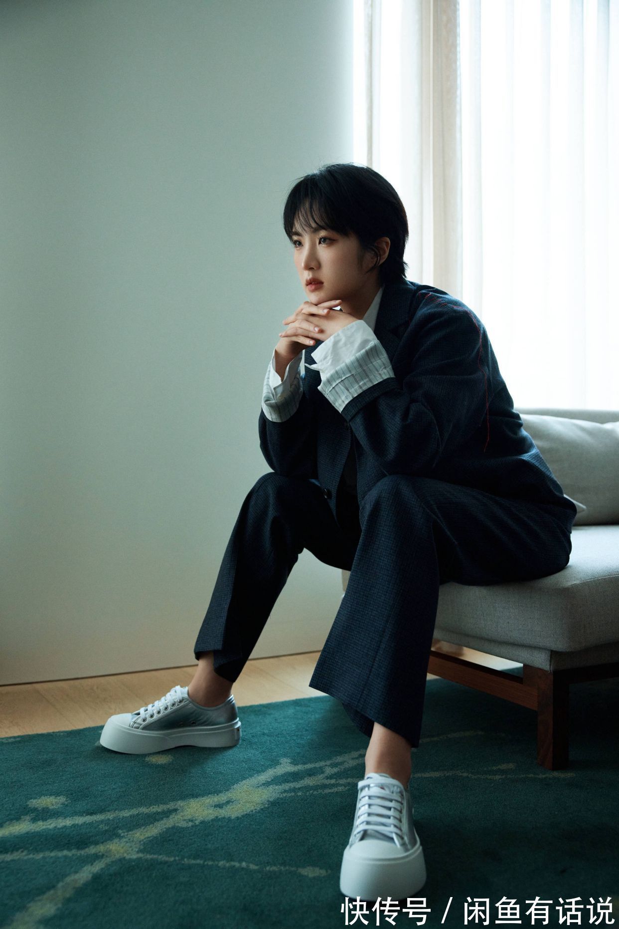 气质感|姚安娜改变风格,穿一身男士西装配利落短发,富家千金变职场精英