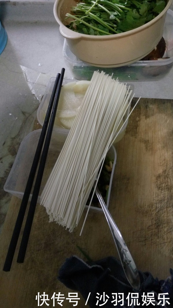 一家6口去吃火锅,只要锅底还吃了2小时,结账时服务员发现问题